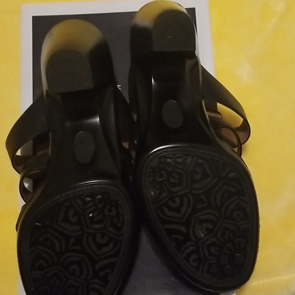 Shoes - Picture 2 of 4